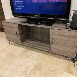 Brown Entertainment Unit / TV Stand / Console (Has Storage!)