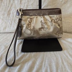 EUC COACH Vintage Horse & Carriage Brown Wristlet w Leather Strap and HangTag