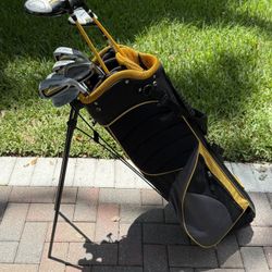 Mens Wilson ultra golf club set. With golf bag