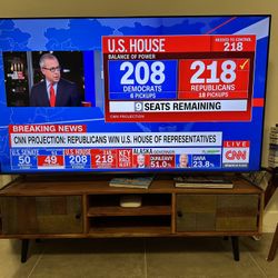 TV 65” QLED SMART TV + Fire Stick + Wood Furniture Base