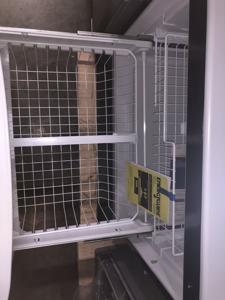 ABSOLUTELY BRAND NEW Amana 22.cu. ft. Bottom Freezer Refrigerator in Black !!!!! DON'T MISS OUT