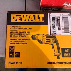 Dewalt 3/8 Keyless Chuck Drill Kit 