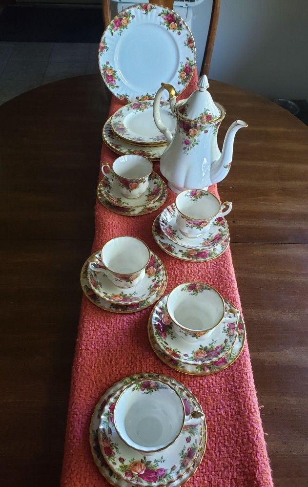 Alluring and Beautiful Royal Albert Old Country Rose Dinnerware set of 5 With coffeepot. Made In ENGLAND