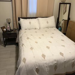 Full Bed With Bed Frame And Boxspring