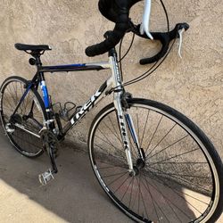 TREK ROAD BIKE. LIKE NEW 