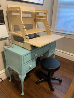 Manual wood sit to stand desk riser