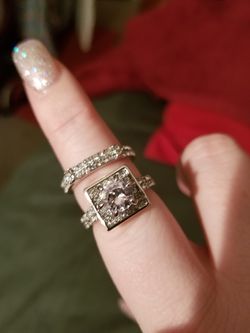 Beautiful size 7 wedding set.