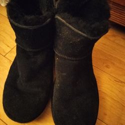  UGGS ANKLE BOOT- Slightly Used