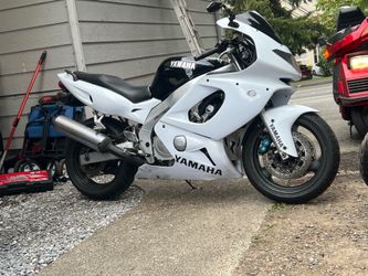 1997 Yamaha r6 clean title. Runs good