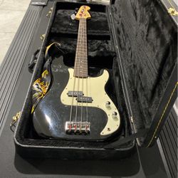 Squire Bass Guitar By Fender   Used 