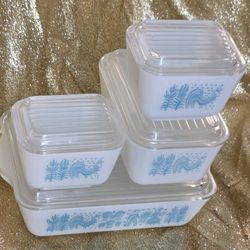 This vintage Pyrex Amish Butterprint Refrigerator Dish Set in Turquoise 