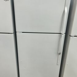 White 18 Cubic Foot Refrigerator 