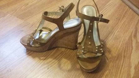 Guess tan wedges