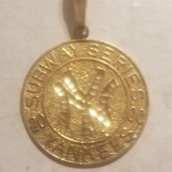 10 K Gold New York Yankees 2000 Subway series Yankees  mets 1 inch round  Pendant Used