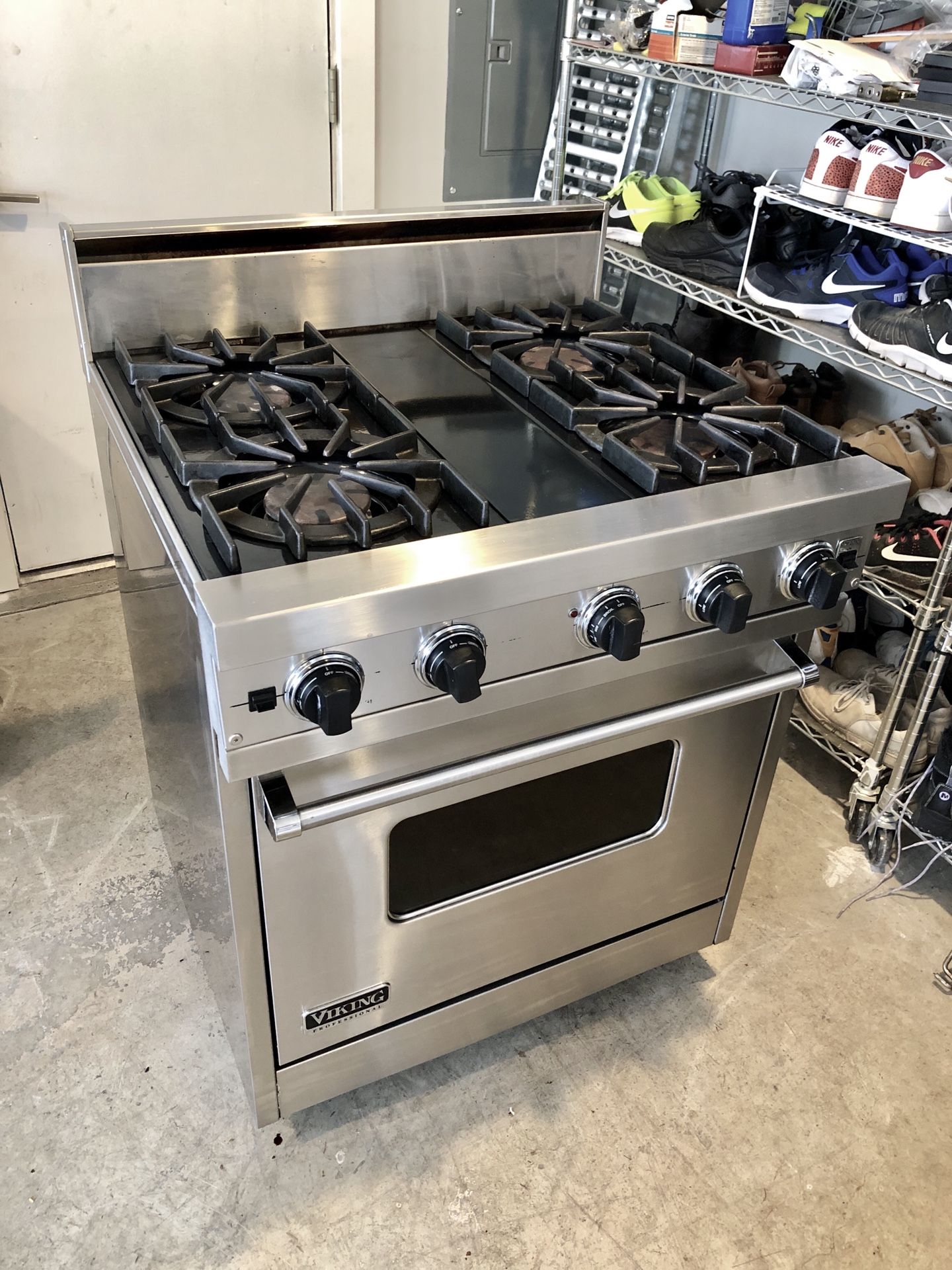 Top Of The Line, Elite Viking Slide in Gas Range w/ Dual Burners! for