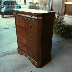 DRESSER