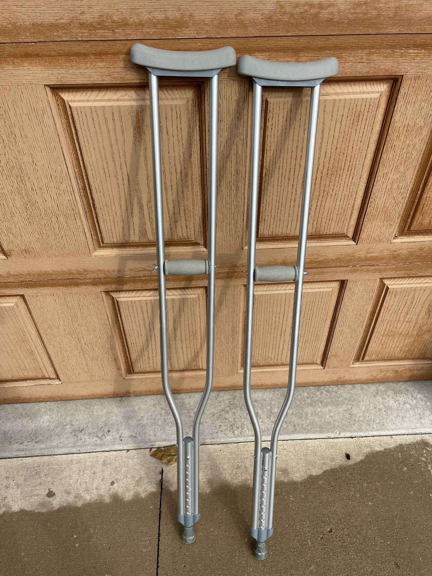 Crutches 5’10-6’6
