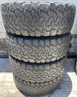 Bfgoodrich all-terrain ko2 LT265/65R17