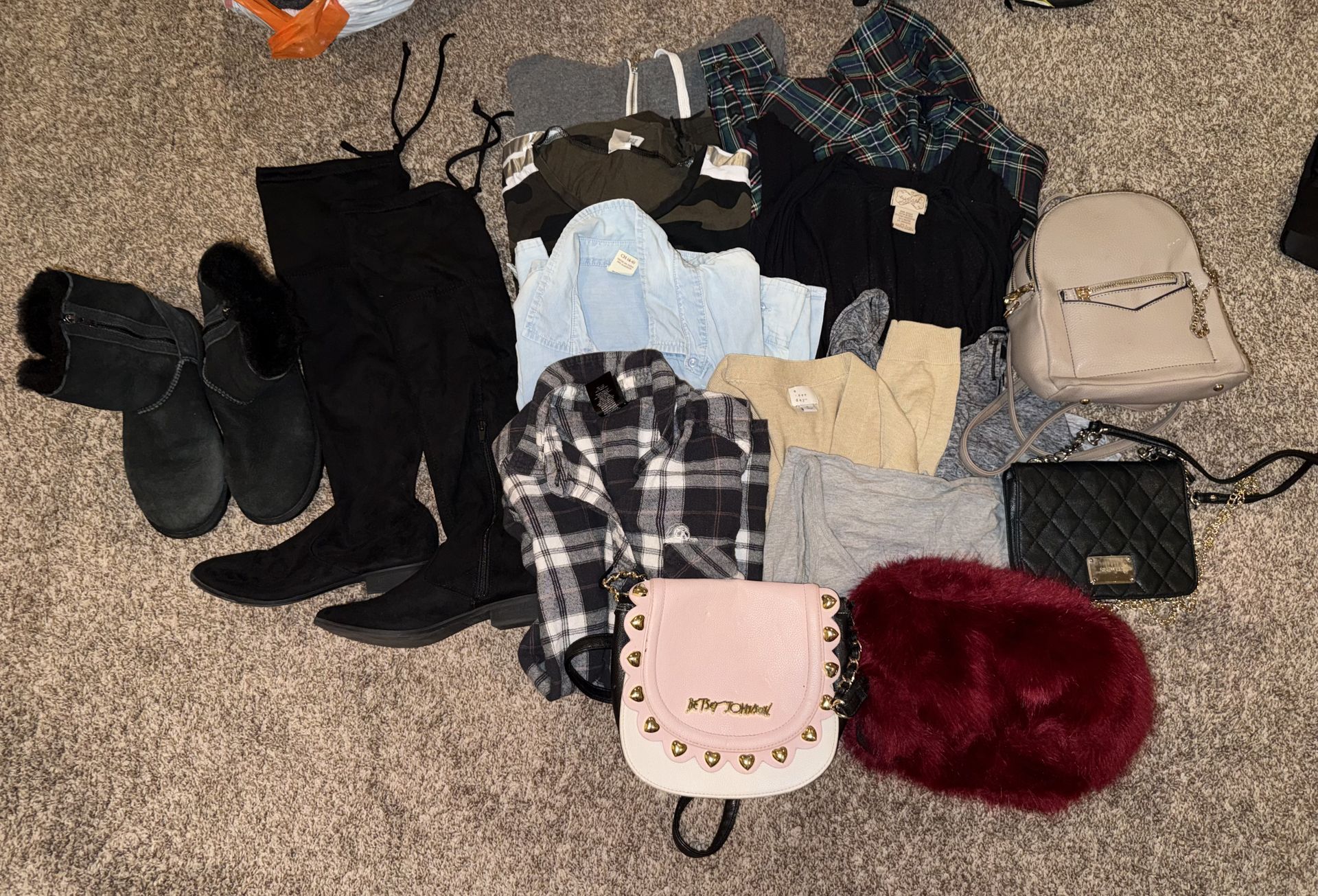 Women’s clothes size small shoes size 7