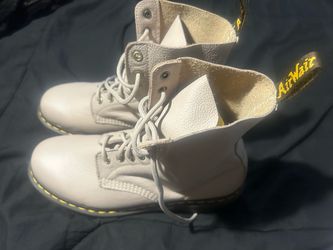 Dr.Marten’s cream color pascal boot