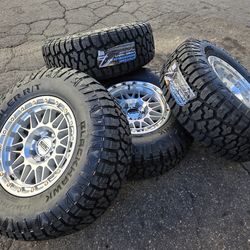 17" KMC rims w- 33" Ridgecrawler Tires