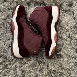 Jordan 11 Retro Maroons 