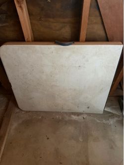 Folding table