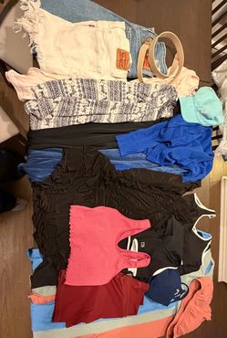 Women’s Clothing Bundle (CSB + Levi’s + Activewear) – Size Medium