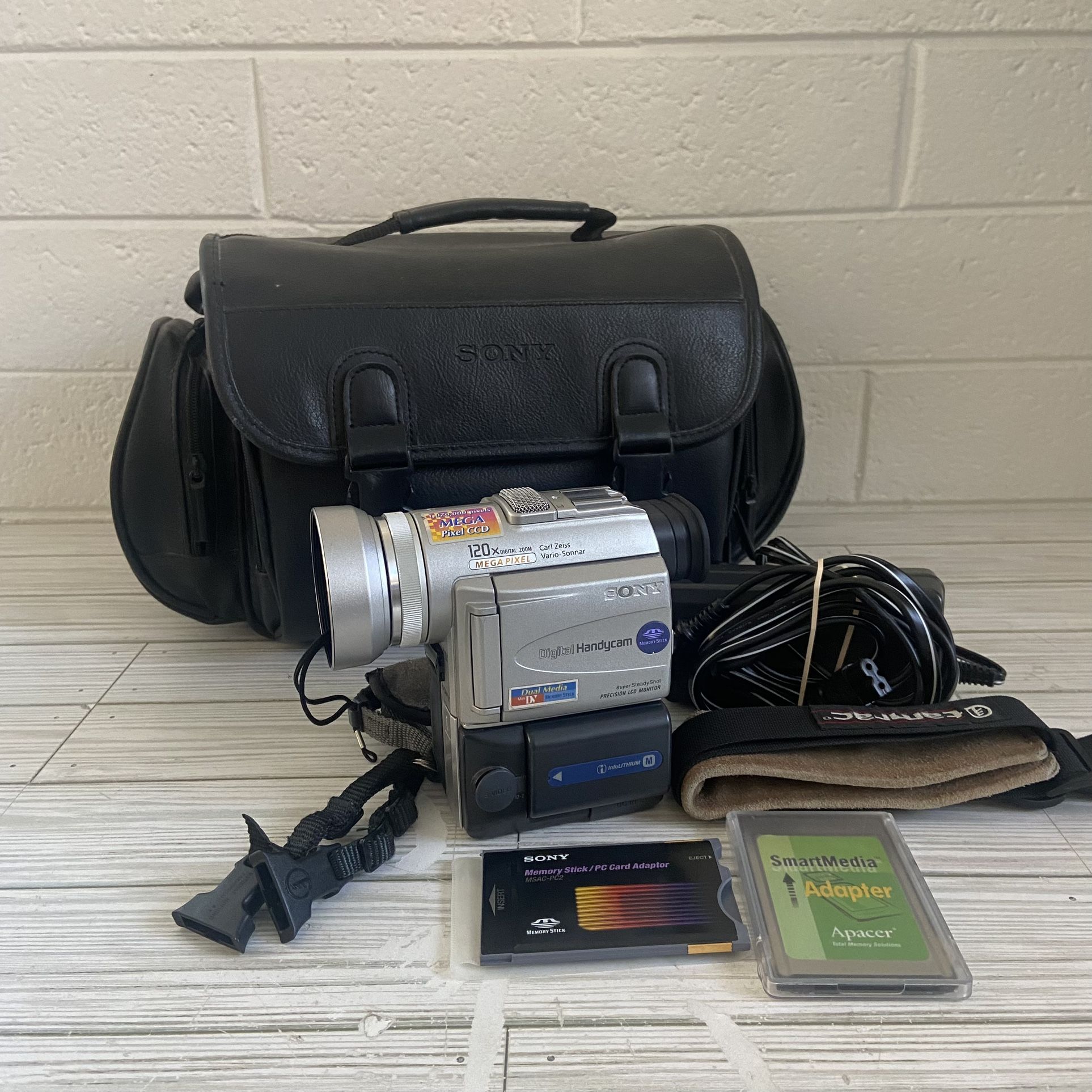 SONY DCR-PC100 Digital Camcorder Video Camera Recorder miniDV Handycam Silver