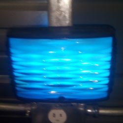 Ihome Bluetooth  Speaker Randow Colors Awesome Mindfulness Relaxing  VERY LOUD:)