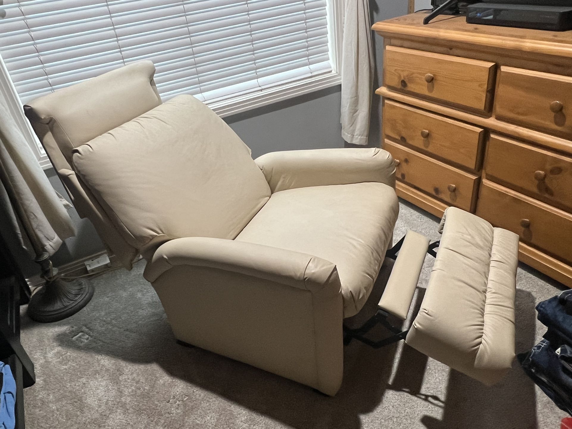 80’s Vintage Cream Recliner