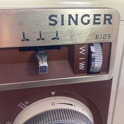 Singer Sewing Machine. Works Good