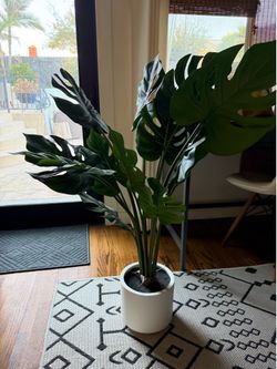 Faux plant in pot approx 4ft