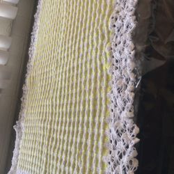 Se Vende Cobijita Color Amarilla Echa A Mano 