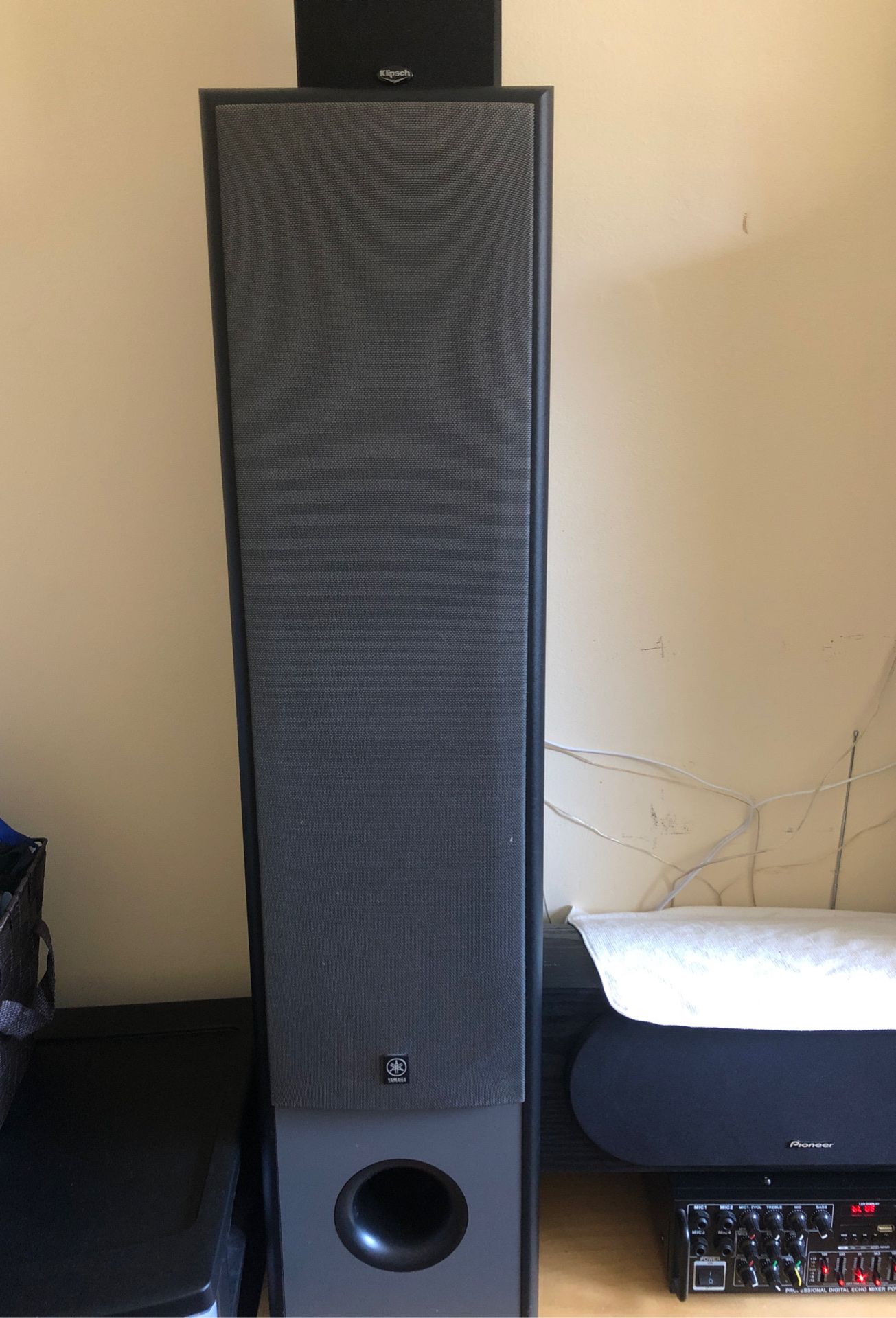 2 Tower speaker 🔈 1 center speaker 🔈 YAMAHA and One VIZIO SUBWOOFER