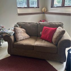 Matching Couch & Loveseat Set – Clean, Comfy, FREE DELIVERY🚗