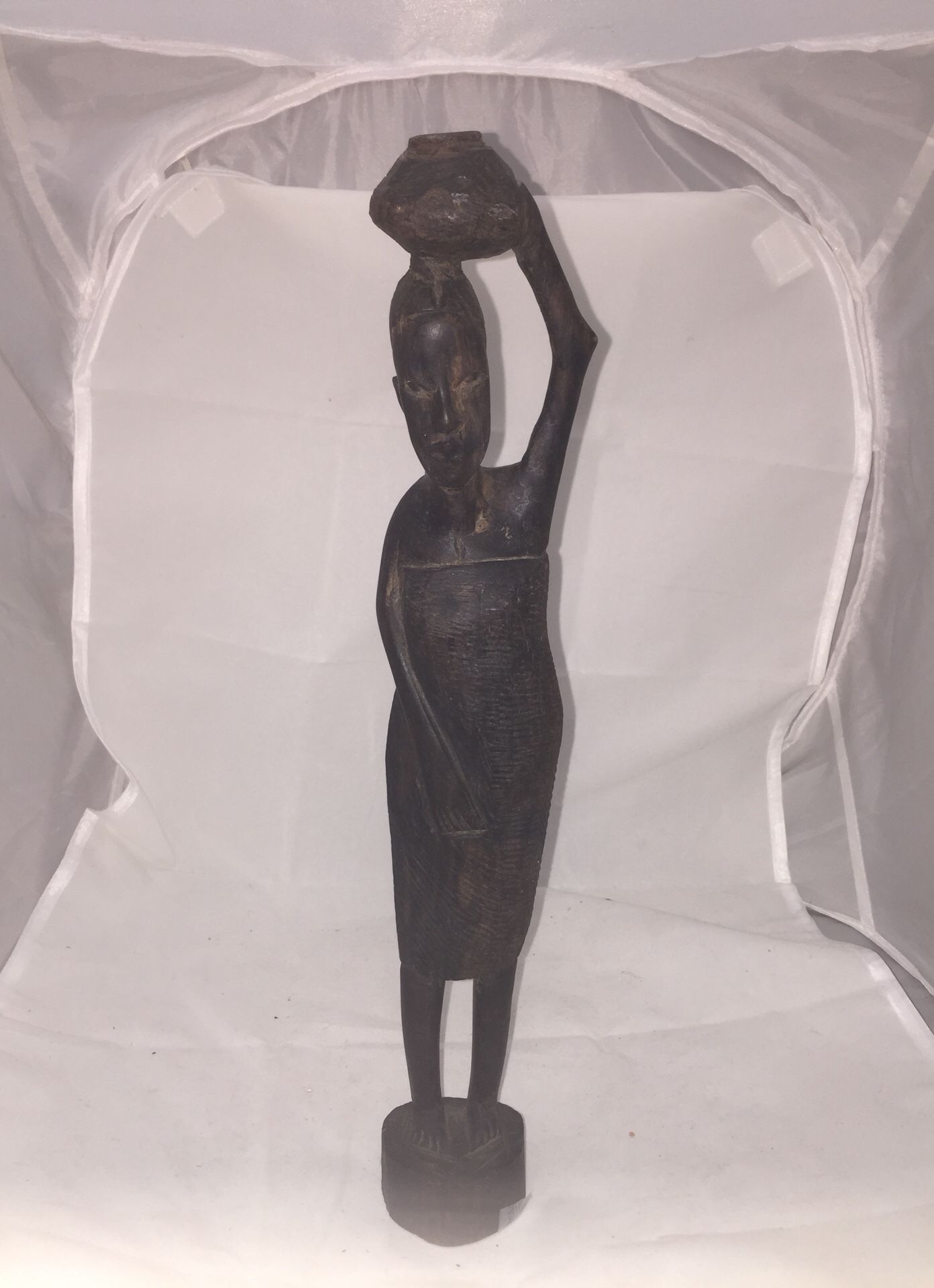 Hand carved folk artfigurine from Kenya. A genuine Besmo product