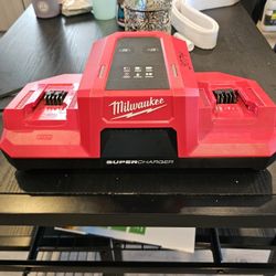 M18 18V Dual Bay Simultaneous Super Charger