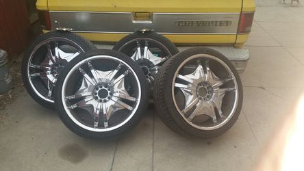 P 245 35 R20 las 4 llantas y los 4 rrines un rrin esta un poco golpiado y nomas tiene 2 tapaderas