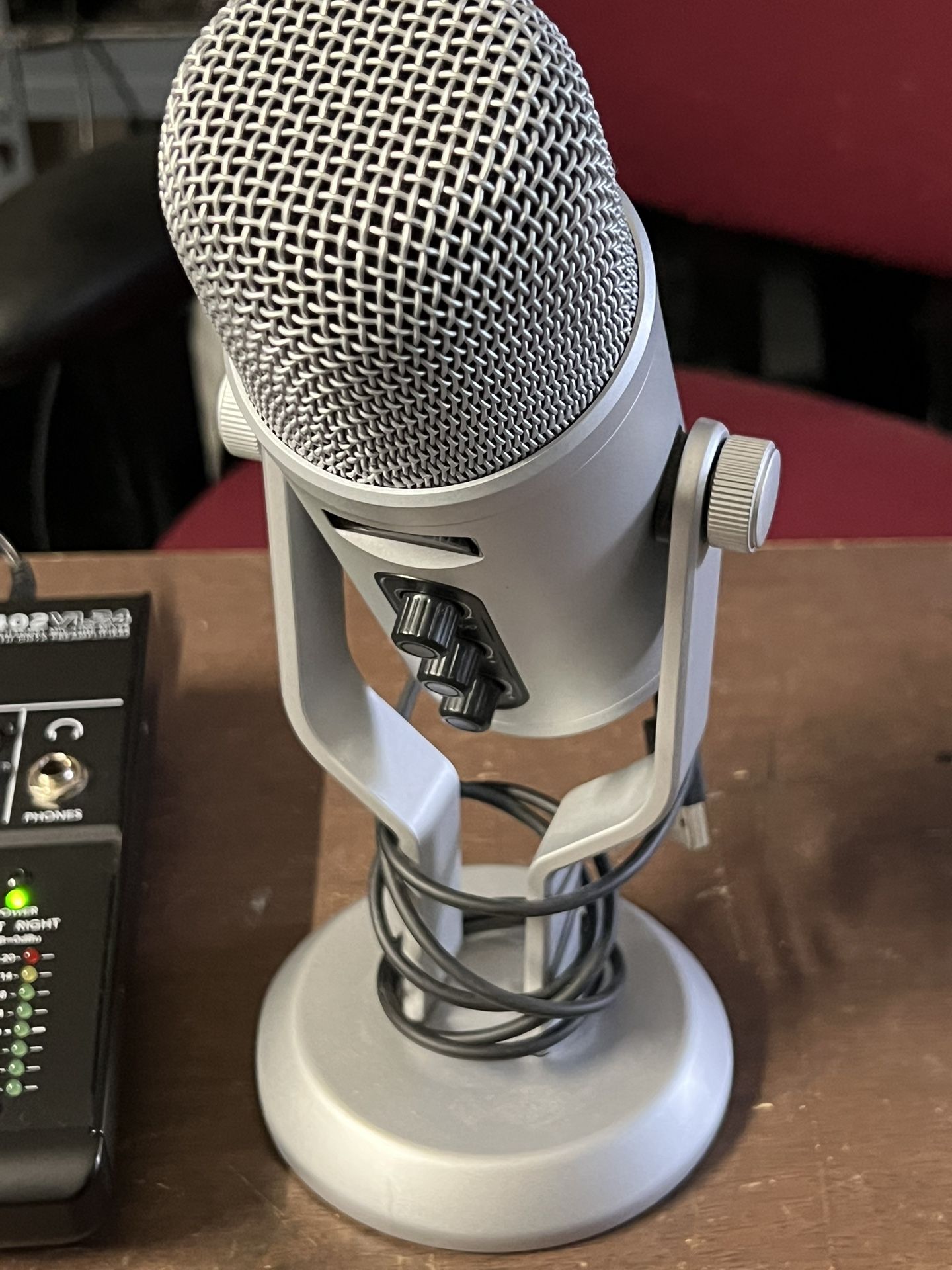 Amazon Basics Professional USB Condenser Microphone with Volume Control and OLED Screen, Silver