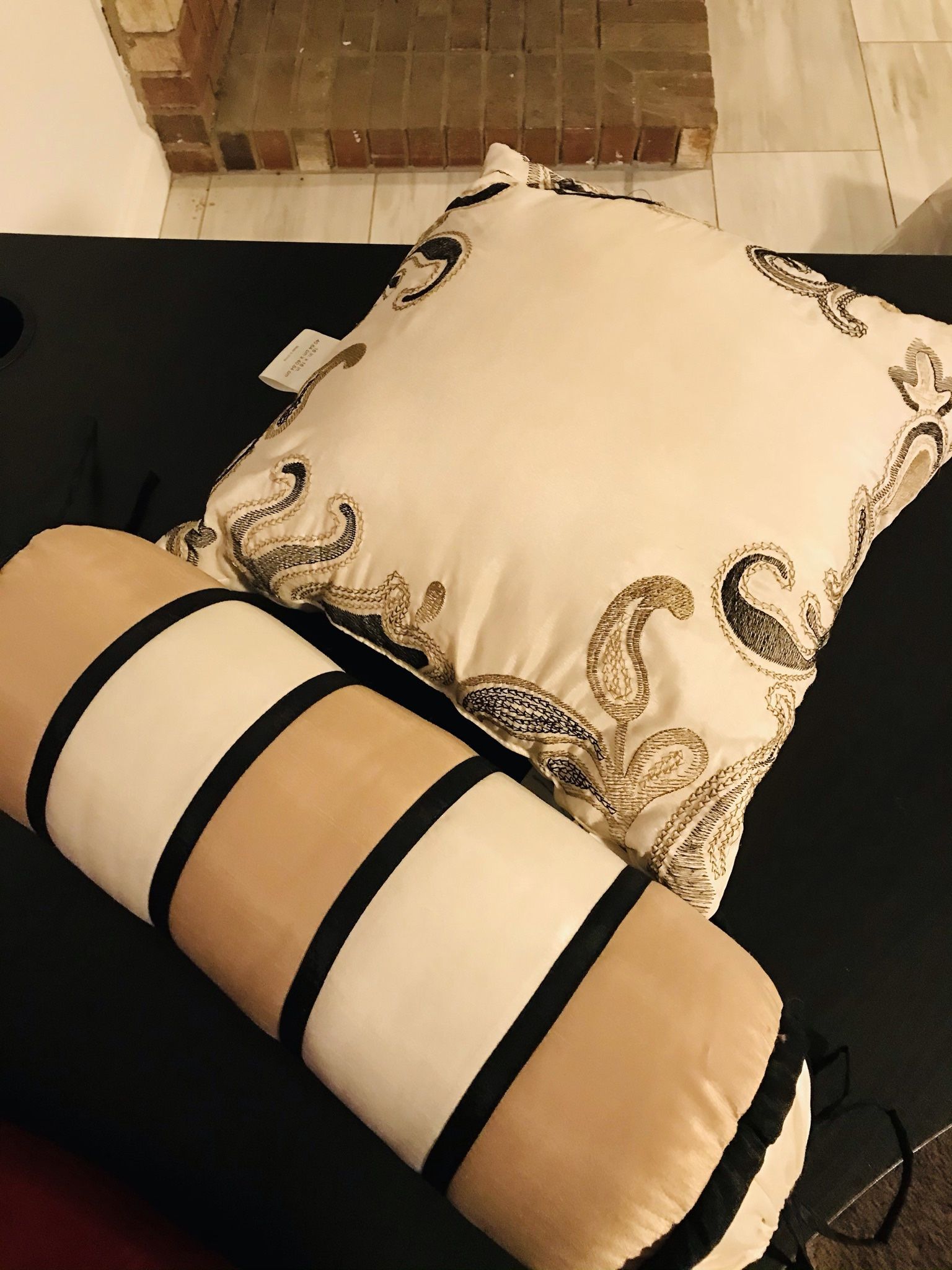 2 Decorative Accent Pillows