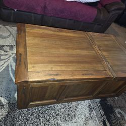 Baggarly Coffee Table W/Lift Top/Storage. Excellent Shape!