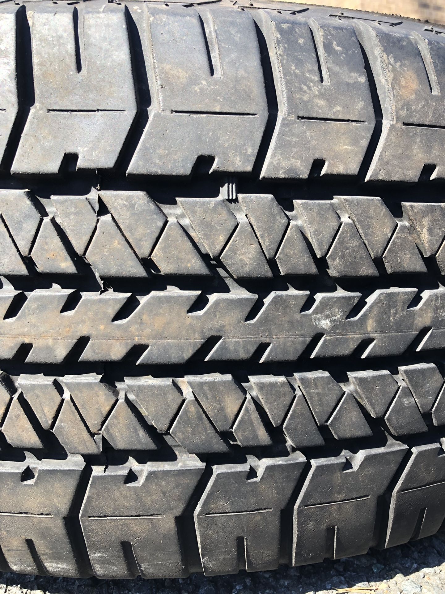 One used tire 275/60R20 BRIDGESTONE DUELER H/T $40 una llanta usada 275/60R20 BRIDGESTONE DUELER H/T $40