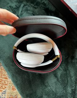 White And Gold Studio 3 Beats