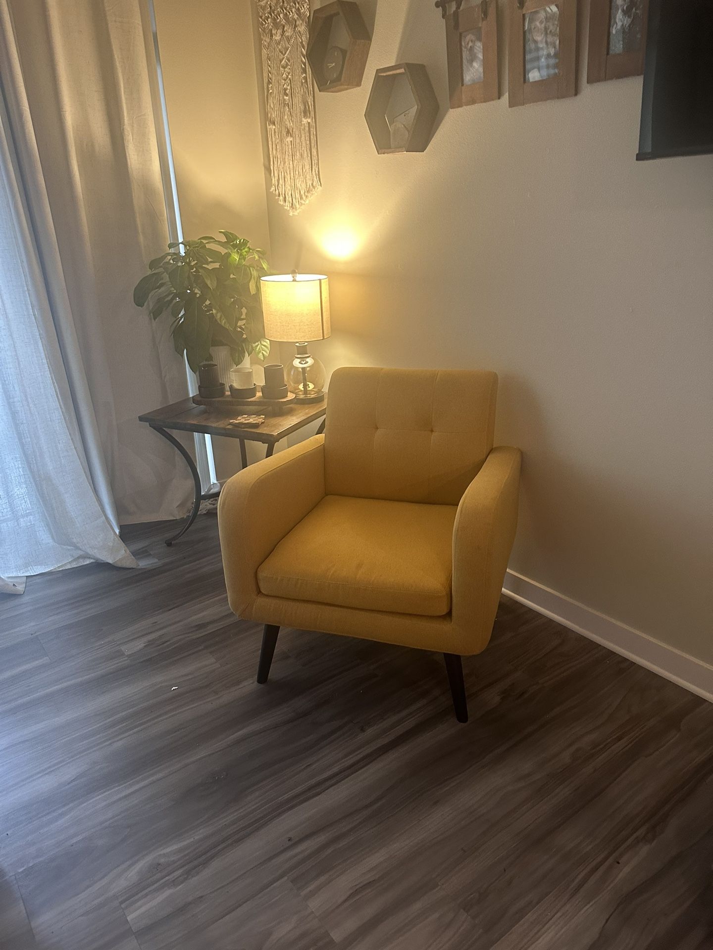 yellow accent chair 