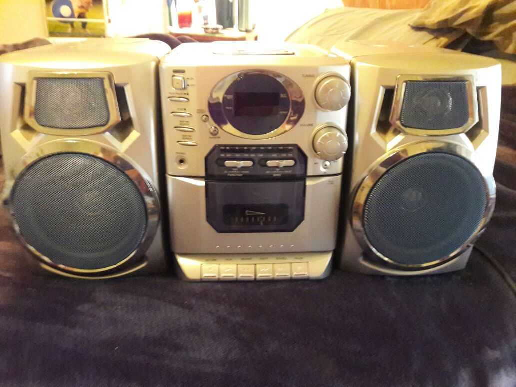 DURABRAND CD-1493 PORTABLE CD PLAYER/STEREO BOOMBOX