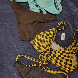 2 Bikinis Sets