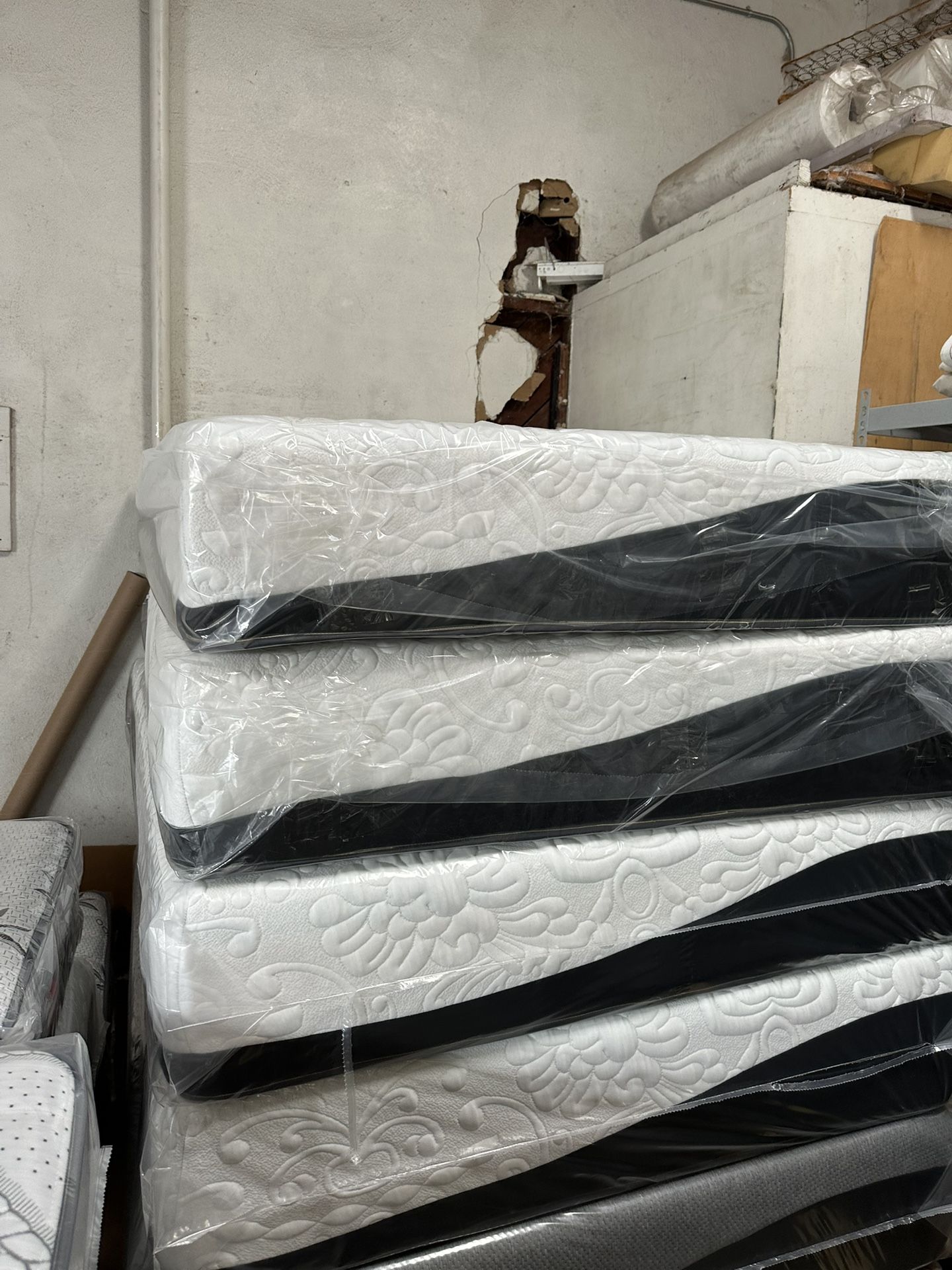 Memory Foam Queen Size 12” Thick      Brand New Mattress 