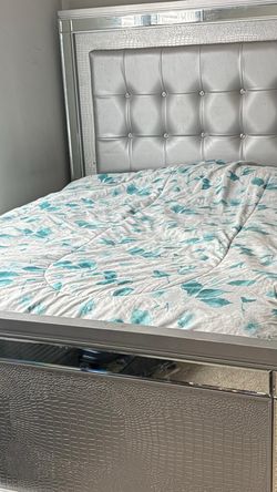 Queen Size Bed/Chest/Vanity/Nightstand Set