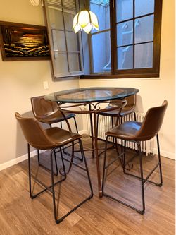 Kitchen table with 4 stools